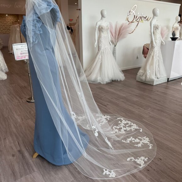 LACE APPLIQUE BRIDAL CATHEDRAL VEIL - Picture 3 of 5